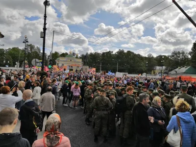 Jesdaff - @Jesdaff: Plac Aleksandra Newskiego z jego pomnikiem na środku. Za nim bram...