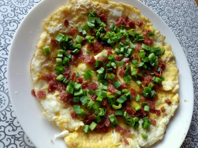 Kurisutofa - Omlet jajeczny z 4 - ech jajek ze szczypiorkiem i przesmażonym salami w ...