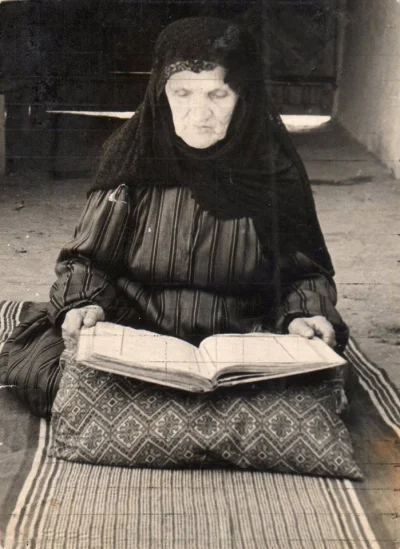 F.....o - Kumycka kobieta czytająca Koran.
#kaukaz #dagestan #kumycy #rosja #islam #...
