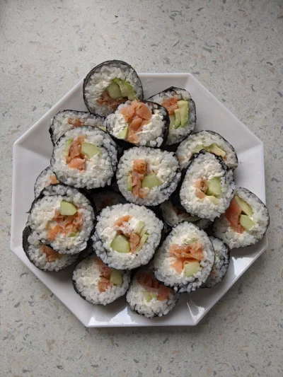 mszak - Moje pierwsze samodzielnie zrobione sushi (｡◕‿‿◕｡)
Miało być smaczne i tańsze...