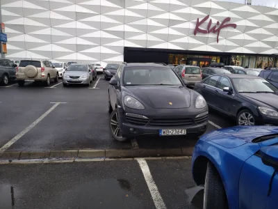 mackw - Jakaś epidemia z tymi Porschakami w #warszawa jeden parking, trzy Porsche w z...
