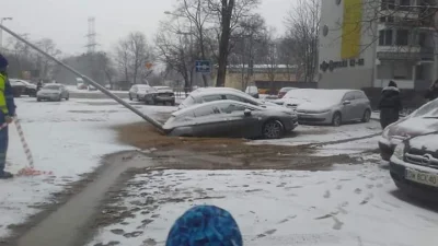 phaburn - Na Popowicach zapadła się ziemia na nielegalnym parkingu (╯°□°
#wroclaw
