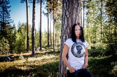 laponskaprzyroda - Laponka Jenni Laiti z Finlandii w koszulce Saami Resistence (Lapoń...
