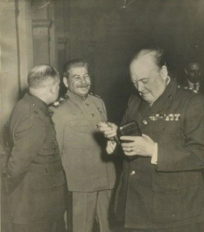 pawel_c - Unikatowe zdjęcie - Stalin naśmiewa się z przestarzałej Xperii Churchila.
...