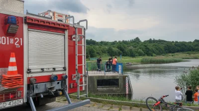 Relis - Na jednym ze zbiorników retencyjnych w Gdańsku w kracie przy ujściu wody utkn...