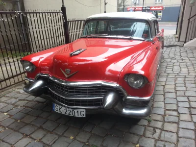 o.....y - Cadillac Fleetwood z 1955 roku zaparkowany przed katowickim #oldtimersgarag...