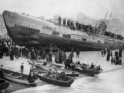 pazn - Niemiecki okręt podwodny U-118 na plaży w południowo angielskim Hastings. Okrę...