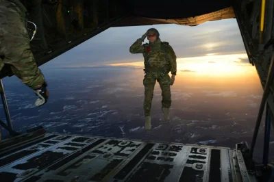 jarezz - Żołnierz amerykańskich wojsk specjalnych wyskakuje z pokładu transportowca C...