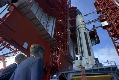 d.....4 - John F. Kennedy z rakietą Saturn I w tle.

Cape Canaveral, Floryda, 1963....