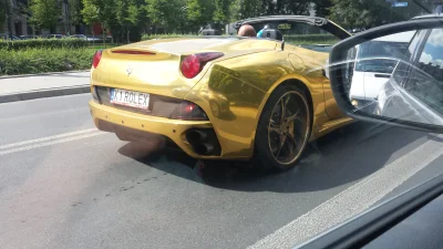 WojTech80 - Złote ferrari, złote felgi, rejestracja na bogato. W pełnym słońcu widać ...