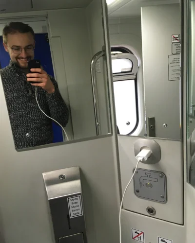 p.....e - Nawet podróż w toalecie PKP Intercity cieszy gdy jest prąd w pociągu (⌐ ͡■ ...