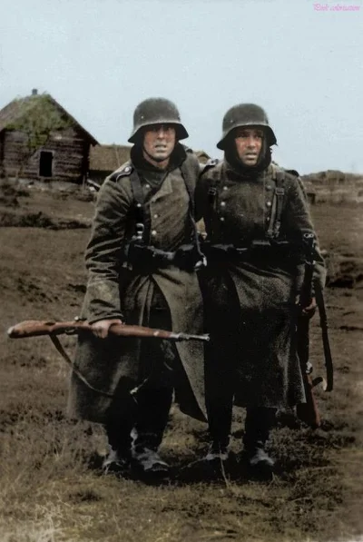 wojna - Zdjęcie ukazujące zmęczenie żołnierzy Wehrmachtu na froncie wschodnim. 
Rosj...