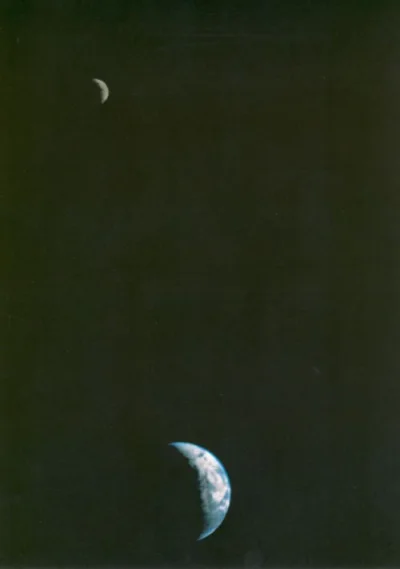 d.....4 - Ziemia i Księżyc na jednym zdjęciu. Fotografia wykonana przez sondę Voyager...