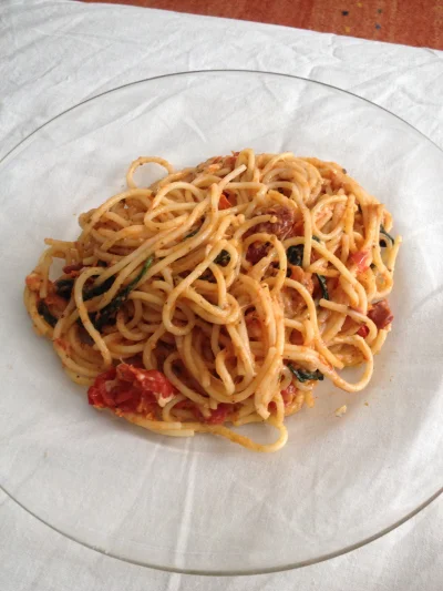 s.....d - Makaron spaghetti ze szpinakiem, pomidorkami, pomidorkami suszonymi, bazyli...