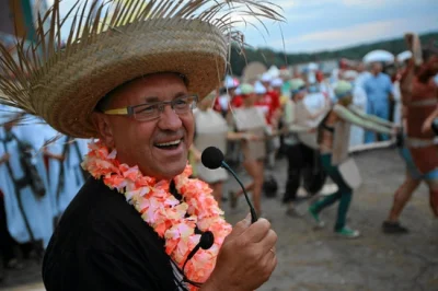 z.....a - "Mocarz po lewej, heroina po prawej, po strzykaweczki do mnie. Proszę się n...