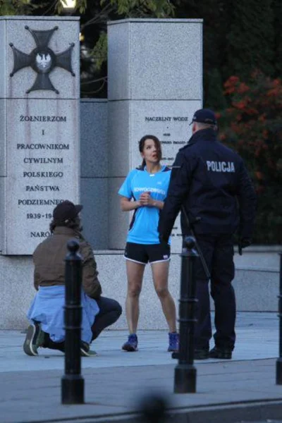 smieszekjanek - Joanna Jabłczyńska skacze sobie po pomniku.
Skończy się na tym, że z...