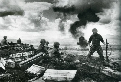flager - Zdjęcie wykonane w 1968r w Wietnamie podczas bitwy o Khe Sanh, jednej z najd...