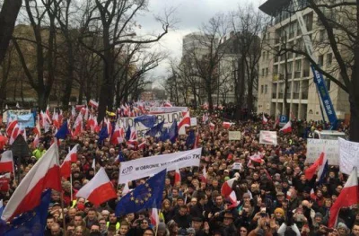 theY - > Z Polską w sercach maszerują ulicami miast szowiniści, faszyści i zadymiarze...