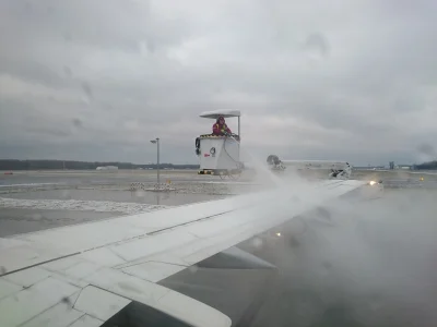 Kusher - Na lotnisku we Wrocławiu klasa
Nawet samoloty przed startem myją

SPOILER...