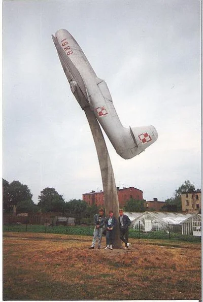 grafikulus - #inowroclaw ul. Świętego Ducha, pomnik samolotu zlikwidowany w #lata90 S...