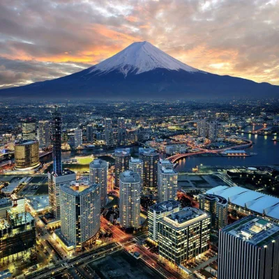 ama-japan - Przy dobrej pogodzie wygląda tak jakby Yokohama leżała tuż u podnóża Fuji...