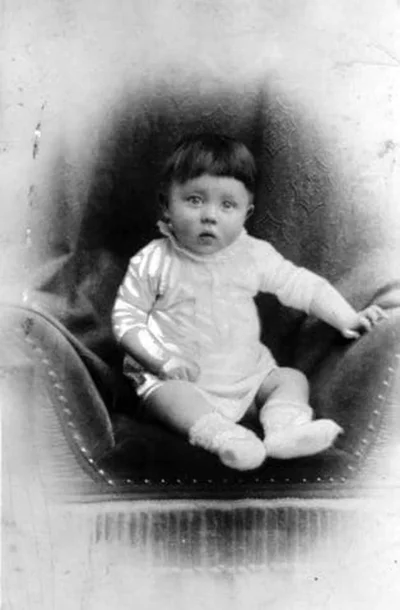 Agaress - Pierwsza fotografia Hitlera
Wisława Szymborska

A któż to jest ten mały ...