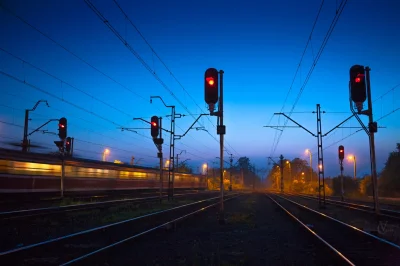 N.....e - Pędzi Kibel rozpędzony rozpraszając smog w dwie strony...