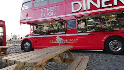 Czelsiak - Street food - podano do stołu.