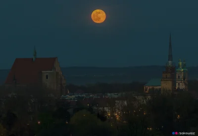 giebeka - Przedwczorajszy wchód pełni nad Nysą. 
Inny kadr w komentarzu.
176mm; f/8...