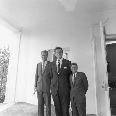 triforcesolutions - JFK był naprawdę bardzo niski. Tutaj stoi obok swoich braci.