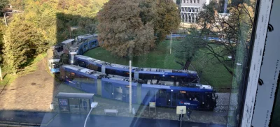 Misko-04 - Wrocławskie tramwaje zbierają się w grupach rozpoczynając tym samym okres ...