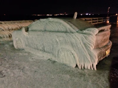 mfind - Tak wygląda auto po zaparkowaniu na nockę przy jeziorze Erie (Buffalo, USA) (...