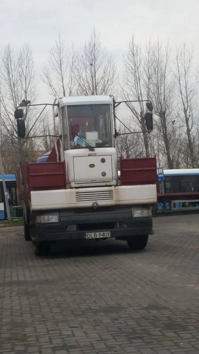 goferek - HISTORIA JEST TAKA. CHOP NAM PRZYWIUZ NA PODWURKO ROZBITOM CIĘŻARUWKE RENO....