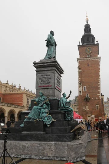 konwik - #krakow #krakowokiempantografa 
Wiedzieliście, że pomnik Mickiewicza został...