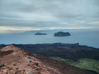 wieszjakjest - @Pro-Xts: Wyspę dość dobrze widać z Vestmannayeyjar, z wulkanu Eldfell...