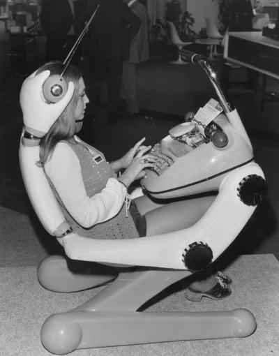 s.....w - Krzesło do pisania na maszynie - 1970 rok.
#ciekawostki #70s #fotohistoria
