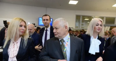 mabb - @lastro: Oto Prezes Narodowego Banku Polskiego.
Wraz z nim zarabiająca po ok....