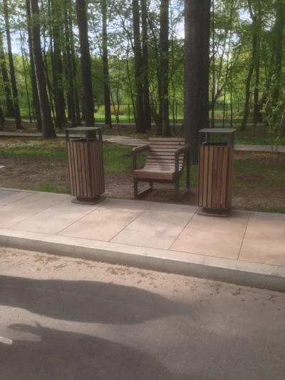 lubie-sernik - Specjalna ławka w parku przeznaczona do jedzenia sernika z rodzynkami....