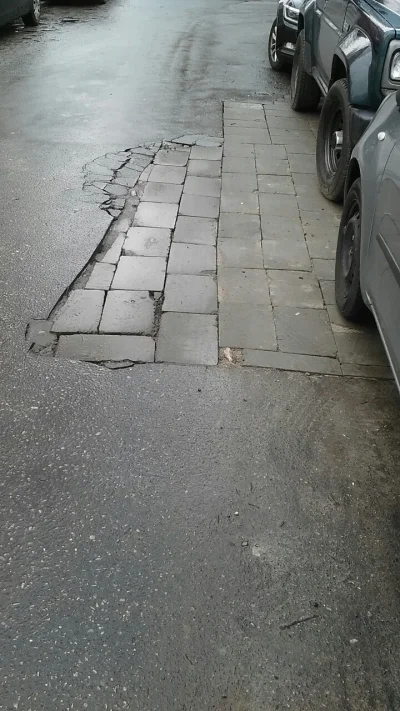 l.....w - Tak "naprawiono" drogę osiedlową przed blokiem mojej znajomej. 
#polskiedro...