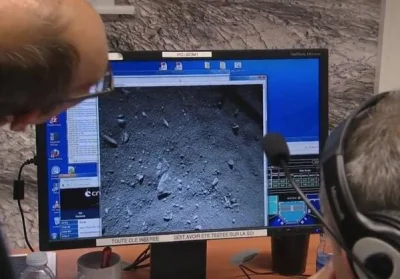 Unforg1vable - Prawdopodobnie pierwsze zdjęcie z powierzchni komety.

#rosetta