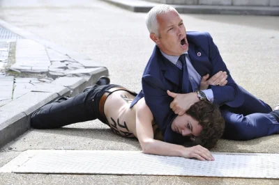 angelo_sodano - ochroniarz premiera Tunezji, dusi aktywistkę z grypy Femen (Bruksela ...