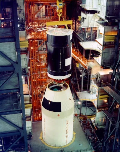 adibeat - Stacja kosmiczna Skylab montowana na szczycie rakiety Saturn V, 29.09.1972,...