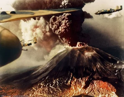 NowaStrategia - Amerykańskie bombowce B-25 przelatują w pobliżu wybuchającego Wezuwiu...