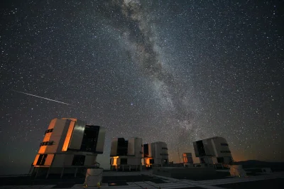 d.....4 - Perseidy nad Obserwatorium Paranal w Chile, noc z 13 na 14 sierpnia 2010 ro...