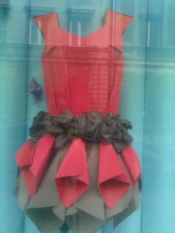 maluch_6 - #mojawarszawa papierowa sukieneczka w witrynie sklepu zaopatrzenia plastyq...
