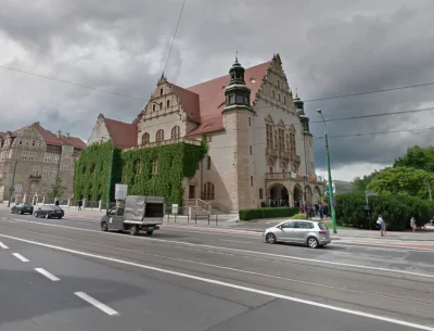 haes82 - @elady1989: budynek wygląda całkiem podobnie jak główny gmach UAM w Poznaniu...