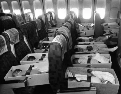 armi96 - Operacja Babylift. Ponad 3000 Wietnamskich sierot ewakuowanych ze stref walk...