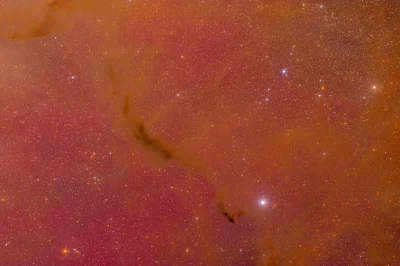 namrab - Ciemne obszary w mgławicy Sh2-27 w gwiazdozbiorze Wężownika. Wyjątkowy czerw...