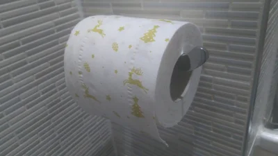 Maciek5000 - Żona kupiła świąteczny papier toaletowy, bo nie czuć w domu ducha świąt....