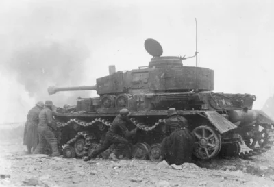 ZajebbcieTrudnyNick - Niemiecka załoga rozpaczliwie próbująca naprawić Panzer IV, Mon...